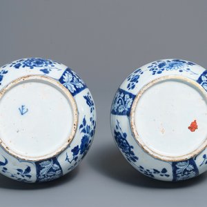 Une paire de vases en faïence de Delft en bleu et blanc à décor de chinoiserie, 18ème — photo 7