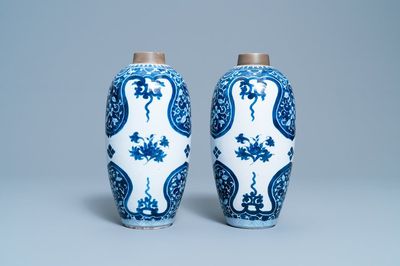 Une paire de vases en faïence de Delft en bleu et blanc à décor de chinoiserie de style Kangxi, vers 1800