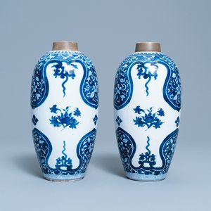 Une paire de vases en faïence de Delft en bleu et blanc à décor de chinoiserie de style Kangxi, vers 1800 — photo 1