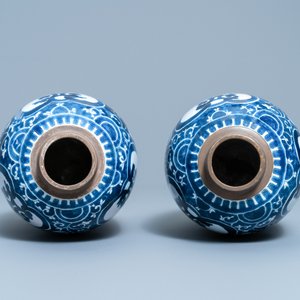 Une paire de vases en faïence de Delft en bleu et blanc à décor de chinoiserie de style Kangxi, vers 1800 — photo 5