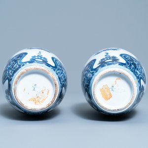 Une paire de vases en faïence de Delft en bleu et blanc à décor de chinoiserie de style Kangxi, vers 1800 — photo 6