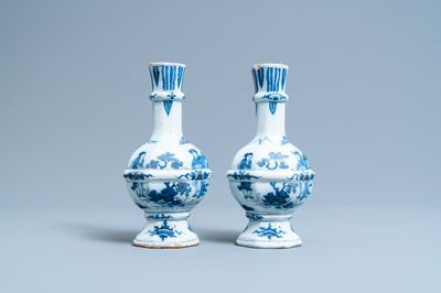 Une paire de vases en faïence de Delft en bleu et blanc à décor de chinoiserie, fin du 17ème