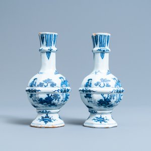 Une paire de vases en faïence de Delft en bleu et blanc à décor de chinoiserie, fin du 17ème — photo 1
