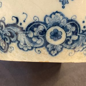 Une paire de vases en faïence de Delft en bleu et blanc dans le style de Daniel Marot, début du 18ème — photo 15