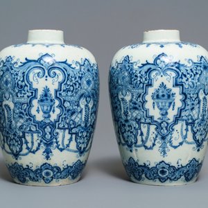 Une paire de vases en faïence de Delft en bleu et blanc dans le style de Daniel Marot, début du 18ème — photo 2