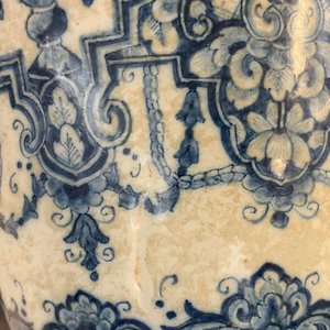Une paire de vases en faïence de Delft en bleu et blanc dans le style de Daniel Marot, début du 18ème — photo 22