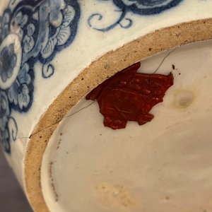Une paire de vases en faïence de Delft en bleu et blanc dans le style de Daniel Marot, début du 18ème — photo 27