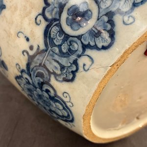 Une paire de vases en faïence de Delft en bleu et blanc dans le style de Daniel Marot, début du 18ème — photo 28