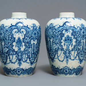 Une paire de vases en faïence de Delft en bleu et blanc dans le style de Daniel Marot, début du 18ème — photo 3