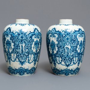 Une paire de vases en faïence de Delft en bleu et blanc dans le style de Daniel Marot, début du 18ème — photo 6