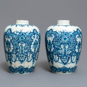 Une paire de vases en faïence de Delft en bleu et blanc dans le style de Daniel Marot, début du 18ème — photo 7