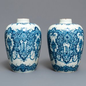 Une paire de vases en faïence de Delft en bleu et blanc dans le style de Daniel Marot, début du 18ème — photo 9