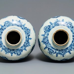 Une paire de vases en faïence de Delft en bleu et blanc dans le style de Daniel Marot, début du 18ème — photo 10