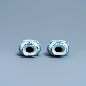 Une paire de vases en faïence de Delft en bleu et blanc et une assiette 'queue de paon' polychrome, 18ème — photo 8