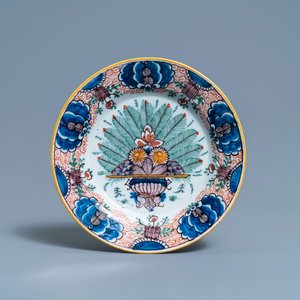 Une paire de vases en faïence de Delft en bleu et blanc et une assiette 'queue de paon' polychrome, 18ème — photo 2