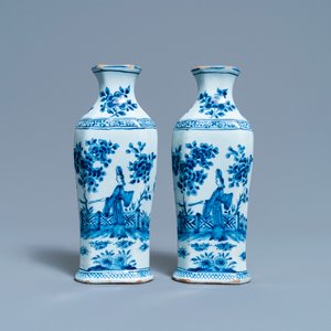 Une paire de vases en faïence de Delft en bleu et blanc et une assiette 'queue de paon' polychrome, 18ème — photo 4