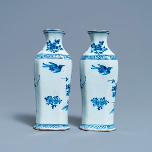 Une paire de vases en faïence de Delft en bleu et blanc et une assiette 'queue de paon' polychrome, 18ème — photo 6
