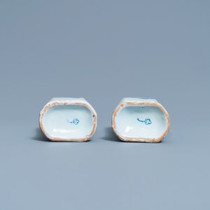 Une paire de vases en faïence de Delft en bleu et blanc et une assiette 'queue de paon' polychrome, 18ème — photo 9