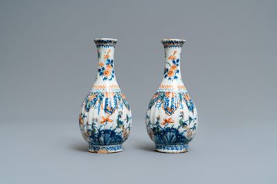 Une paire de vases en faïence de Delft en palette cachemire, 1er quart du 18ème