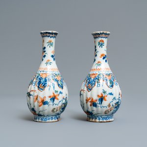 Une paire de vases en faïence de Delft en palette cachemire, 1er quart du 18ème — photo 2