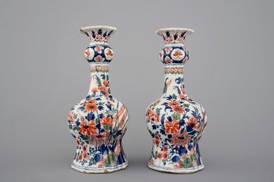 Une paire de vases en faïence de Delft en palette cachemire, ca. 1700
