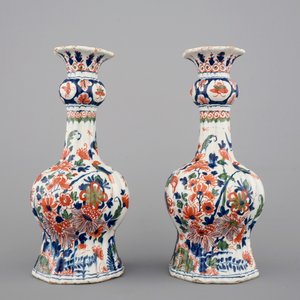 Une paire de vases en faïence de Delft en palette cachemire, ca. 1700 — photo 3