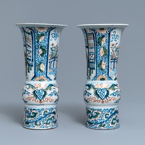 Une paire de vases en faïence de Delft polychrome à décor de chinoiserie, 18ème — photo 2