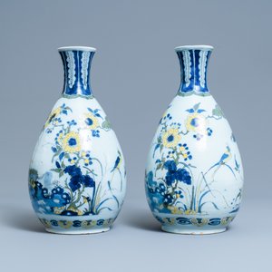 Une paire de vases en faïence de Delft polychrome à décor d'un dragon et d'animaux dans un jardin fleuri, 17ème — photo 3