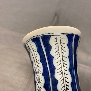 Une paire de vases en faïence de Delft polychrome à décor d'un dragon et d'animaux dans un jardin fleuri, 17ème — photo 10