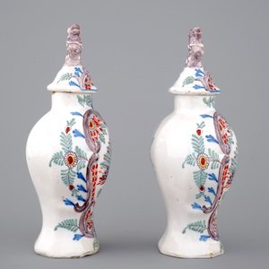 Une paire de vases en faïence de Delft polychrome et un plat, 18/19ème siècle — photo 5
