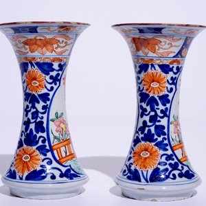 Une paire de vases en faïence de Delft polychrome petit feu de style Kakiemon, 18ème — photo 3