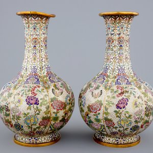 Une paire de vases en forme de bouteille en cloisonné, Chine, 19ème — photo 3