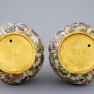 Une paire de vases en forme de bouteille en cloisonné, Chine, 19ème — photo 5