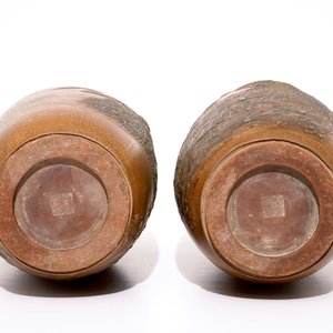 Une paire de vases en grès de Yixing à décor en relief de paons, 20ème — photo 5