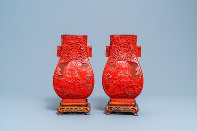 Une paire de vases en laque rouge à décor de la 'Révolution Culturelle', 20ème