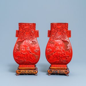 Une paire de vases en laque rouge à décor de la 'Révolution Culturelle', 20ème — photo 1