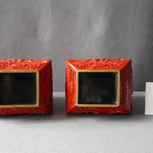 Une paire de vases en laque rouge à décor de la 'Révolution Culturelle', 20ème — photo 11