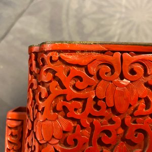 Une paire de vases en laque rouge à décor de la 'Révolution Culturelle', 20ème — photo 12