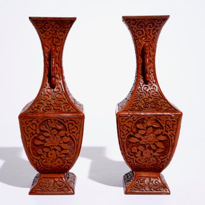 Une paire de vases en laque rouge sculptée, Chine, 19ème — photo 5