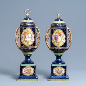 Une paire de vases en porcelaine dans le style de Sèvres, prob. Samson, Paris, 19ème — photo 1