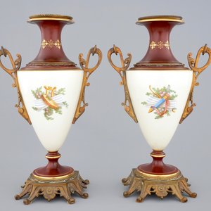 Une paire de vases en porcelaine de Bruxelles, dans le style de Sèvres, 19ème — photo 2