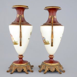 Une paire de vases en porcelaine de Bruxelles, dans le style de Sèvres, 19ème — photo 4