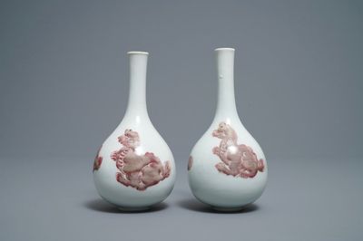 Une paire de vases en porcelaine de Chine à décor d'animaux mythiques en rouge de cuivre, Kangxi