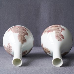 Une paire de vases en porcelaine de Chine à décor d'animaux mythiques en rouge de cuivre, Kangxi — photo 11
