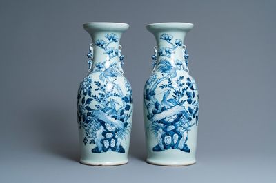 Une paire de vases en porcelaine de Chine à décor de faisans en bleu et blanc sur fond céladon, 19ème