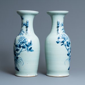 Une paire de vases en porcelaine de Chine à décor de faisans en bleu et blanc sur fond céladon, 19ème — photo 2