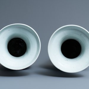 Une paire de vases en porcelaine de Chine à décor de faisans en bleu et blanc sur fond céladon, 19ème — photo 5
