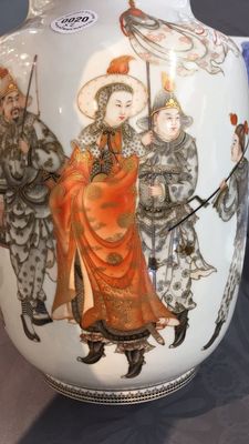 Une paire de vases en porcelaine de Chine à décor de guerriers, République, 20ème