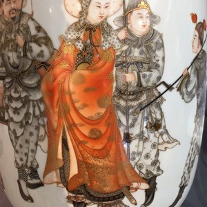 Une paire de vases en porcelaine de Chine à décor de guerriers, République, 20ème — photo 1