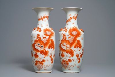 Une paire de vases en porcelaine de Chine à décor de lions bouddhistes en rouge de fer, 19/20ème